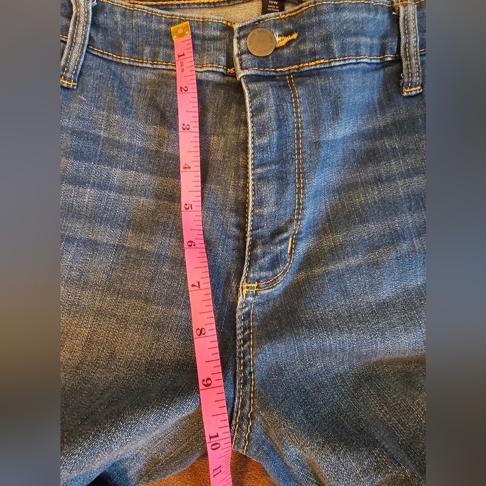 Universal Thread Medium Wash Cuffed Denim Shorts Size 18W - Picture 5 of 9